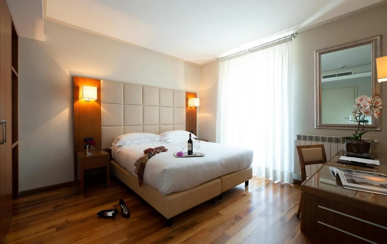 ***  Hotel Fenice Милан Италия